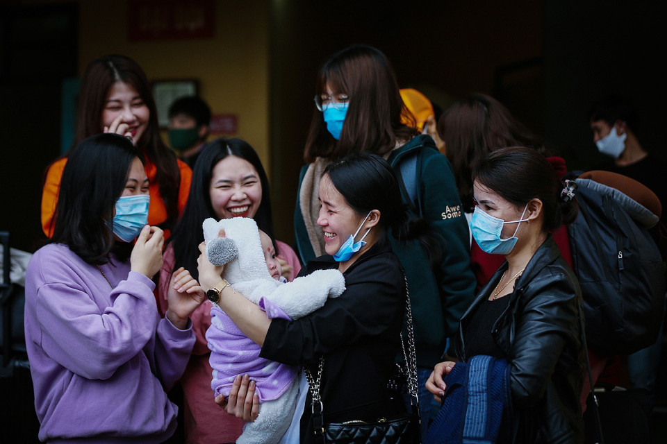 Niềm vui của các công dân khi trở về với gia đình với sức khỏe bình thường sau khi hoàn thành thời gian cách ly theo dõi COVID-19. (Ảnh: Trọng Đạt/TTXVN)