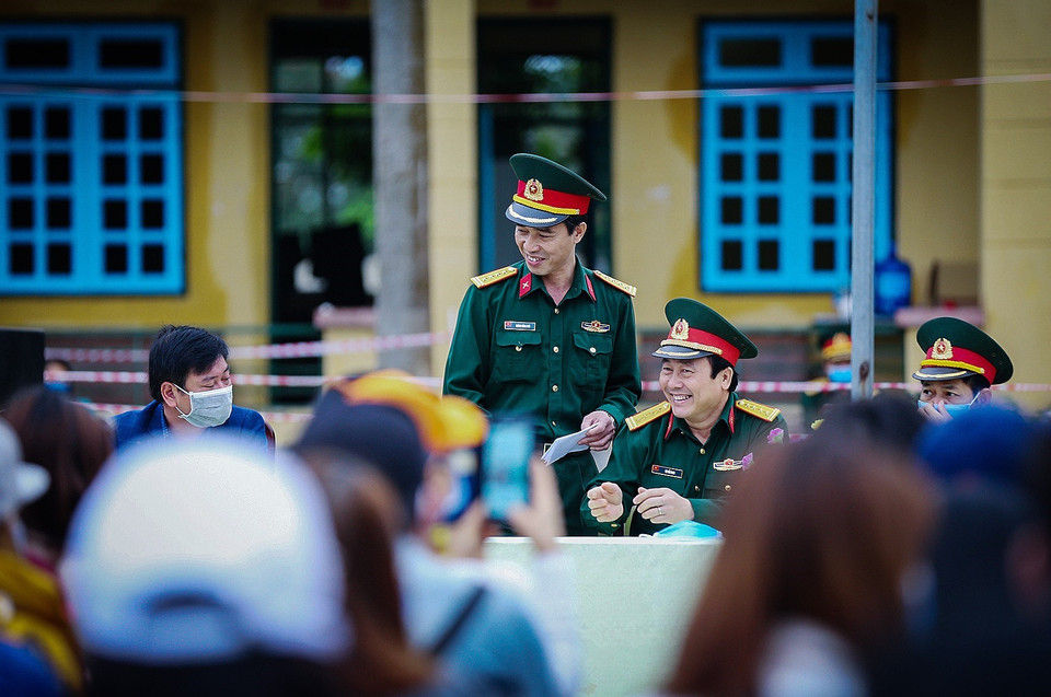 Niềm vui của các đồng chí trong Ban chỉ huy Quân sự tỉnh Hòa Bình trong buổi chia tay, trao giấy chứng nhận hoàn thành thời gian cách ly phòng, chống dịch COVID-19. (Ảnh: Trọng Đạt/TTXVN)