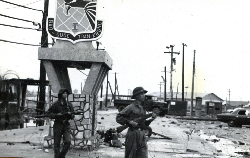 Quân giải phóng làm chủ Sở chỉ huy Quân đoàn I ngụy quân Sài Gòn ở Đà Nẵng. (Ảnh: Tư liệu TTXVN)