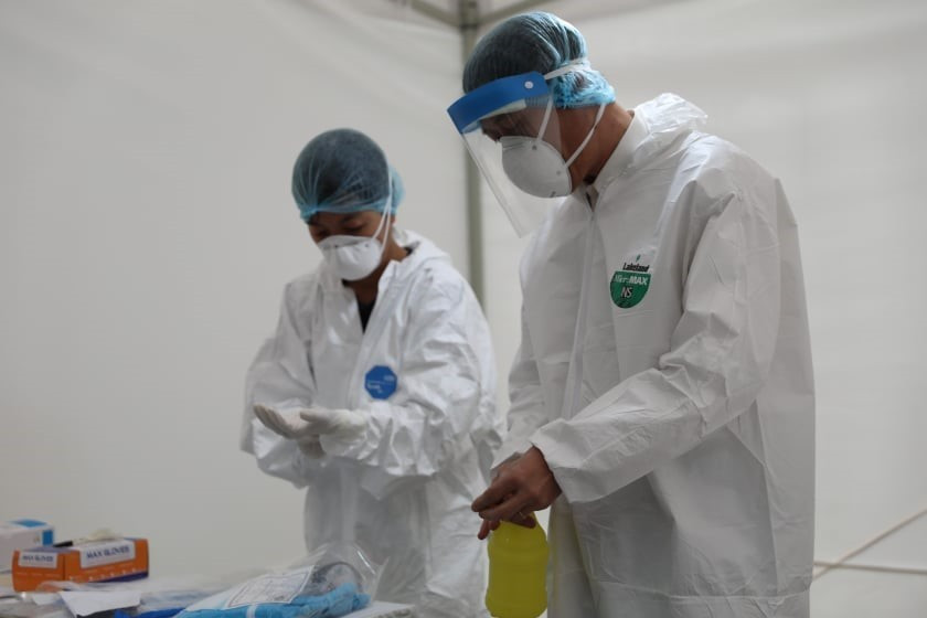  Tổ công tác chuẩn bị các thiết bị cơ sở vật chất phục vụ test nhanh có kết quả trong 10 phút tại điểm trường THCS Đống Đa (Hà Nội) sáng 31/3/2020. (Ảnh: Thanh Tùng/TTXVN)