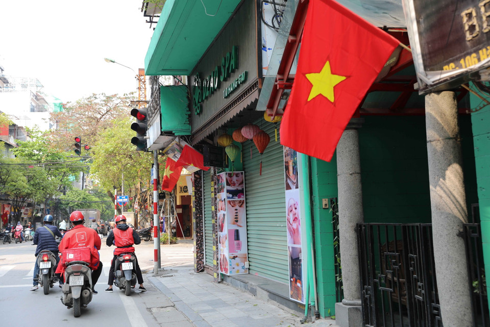 Từ sáng 24/3/2020, nhiều hộ kinh doanh trong khu vực phố cổ thuộc địa bàn quận Hoàn Kiếm đã đóng cửa, ngừng kinh doanh để hạn chế tập trung đông người. (Ảnh: Thanh Tùng/TTXVN)