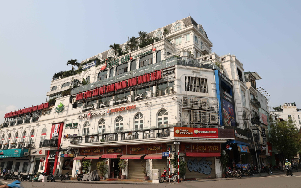 Từ sáng 24/3/2020, nhiều hộ kinh doanh trong khu vực phố cổ thuộc địa bàn quận Hoàn Kiếm đã đóng cửa, ngừng kinh doanh để hạn chế tập trung đông người. (Ảnh: Thanh Tùng/TTXVN)