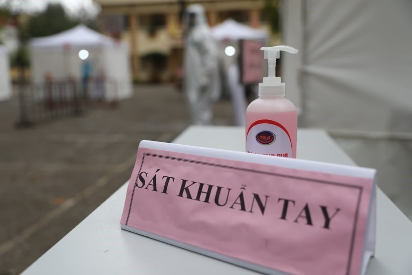 Tổ công tác chuẩn bị các thiết bị cơ sở vật chất phục vụ test nhanh có kết quả trong 10 phút tại điểm trường THCS Đống Đa (Hà Nội) sáng 31/3/2020. (Ảnh: Thanh Tùng/TTXVN)