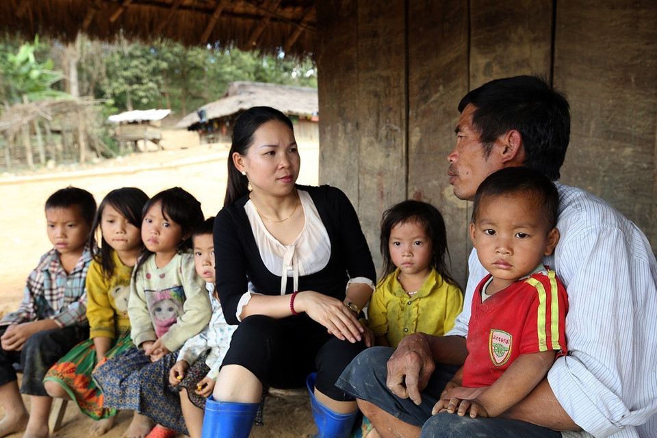 Nhiều tấm gương thầm lặng làm nhiều việc tốt, việc thiện đã tô đẹp thêm hình ảnh cao quý của phụ nữ Việt Nam. Trong ảnh: Cô giáo 'cắm bản' Bùi Thị Miên giảng dạy tại trường Mầm non số 2 Mường Mươn thuộc bản Pú Vang, xã Mường Mươn, huyện Mường Chà, tỉnh Điện Biên không quản ngại khó khăn để mang con chữ đến cho trẻ em vùng cao. (Ảnh: Phan Tuấn Anh/TTXVN)