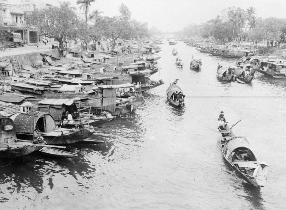 Lần lượt các ngày 26/3 và 29/3/1975, Huế và Đà Nẵng được giải phóng. Trong ảnh: Thuyền tấp nập trên sông Đông Ba, Gia Hội (Huế) sau ngày giải phóng. (Ảnh: Tư liệu TTXVN)