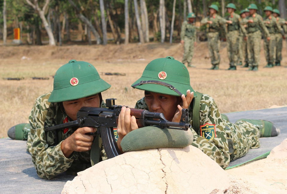 Chiến sỹ đặc công huấn luyện kỹ thuật sử dụng và bắn súng trên thao trường. (Ảnh: Dương Giang/TTXVN)