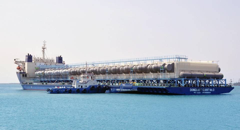 Xuất khẩu thiết bị khử mặn của Công ty TNHH Công nghiệp nặng Doosan Việt Nam tại Khu kinh tế Dung Quất (Quảng Ngãi) qua cảng Doosan Vina Dung Quất. (Ảnh: Nguyễn Đăng Lâm/TTXVN)