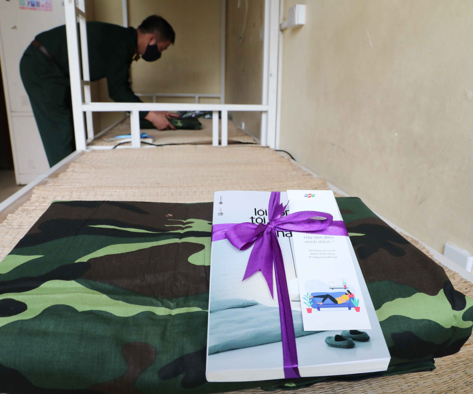 Một cuốn sách đặt đầu giường là món quà nhỏ của FPT gửi tới người về cách ly. (Ảnh: Thanh Tùng/TTXVN)