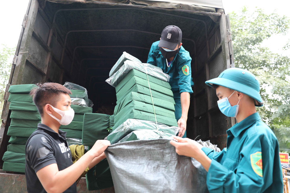 Xe của lực lượng quân đội vận chuyển nhu yếu phẩm tới khu cách ly. (Ảnh: Anh Tuấn/TTXVN)