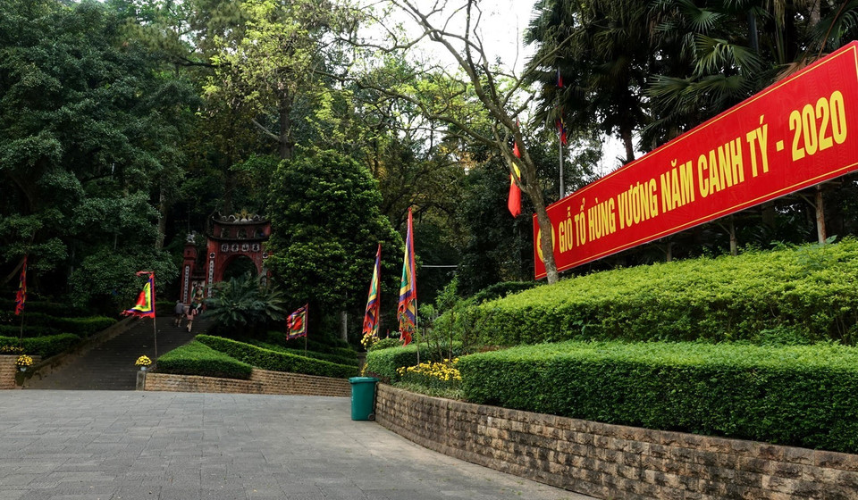 Các đường dẫn đến cổng chính để lên núi Nghĩa Lĩnh vắng du khách. (Ảnh: Trung Kiên/TTXVN)