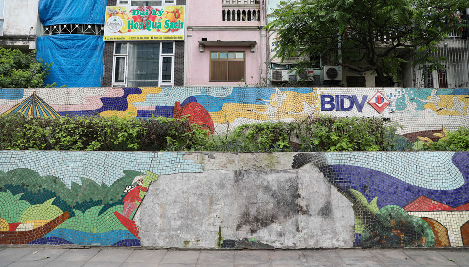 Xuất hiện các điểm bong tróc mảng lớn. (Ảnh: Thanh Tùng/TTXVN)