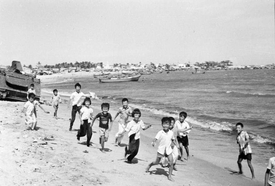 Lần lượt các ngày 26/3 và 29/3, Huế và Đà Nẵng được giải phóng. Đến ngày 3/4, toàn bộ các tỉnh đồng bằng ven biển miền Trung được giải phóng. Trong ảnh: Thiếu nhi thị xã Phan Thiết (Bình Thuận) vui đùa trên bãi biển quê hương trong ngày giải phóng. (Ảnh: Tư liệu TTXVN)