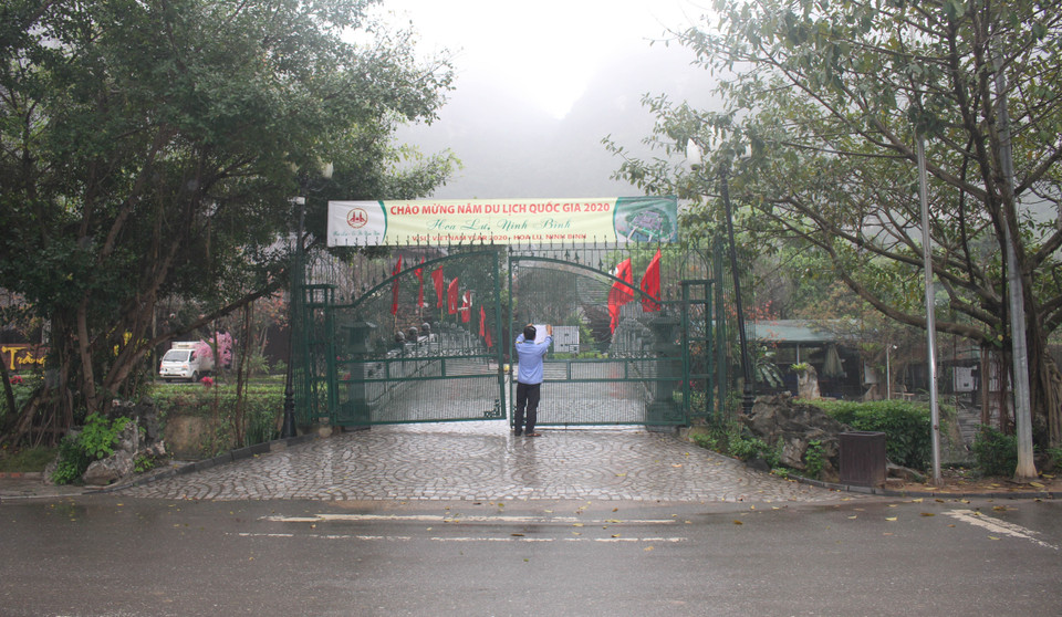 Dán thông báo tạm thời dừng đón khách tại Khu du lịch sinh thái Tràng An, tỉnh Ninh Bình. (Ảnh: Thùy Dung/TTXVN)