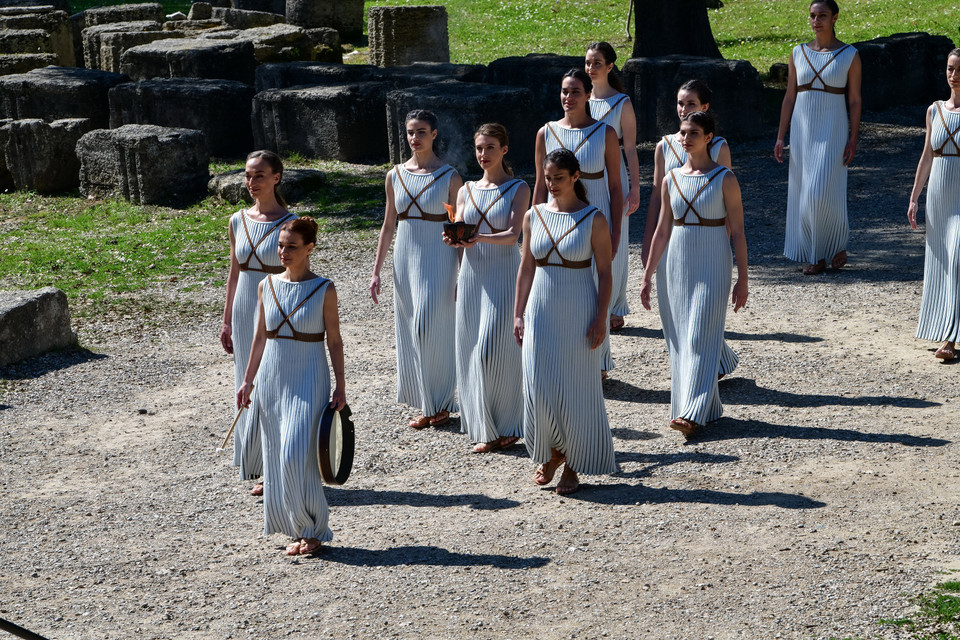 Các cô gái trong trang phục nữ tư tế tại lễ thắp đuốc Thế vận hội Olympic Tokyo 2020 ở Olympia, ngày 12/3/2020. (Nguồn: THX/TTXVN)