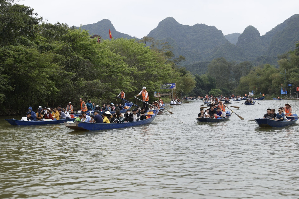 Du khách thập phương về trảy hội chùa Hương 2024. (Ảnh: Minh Quyết/TTXVN)