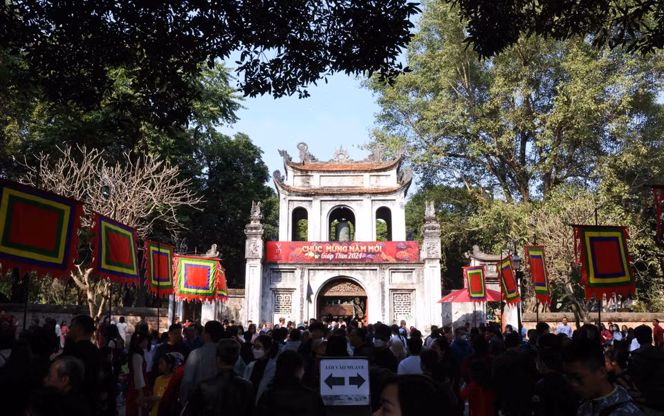 Người dân du Xuân tại khu di tích lịch sử Văn Miếu-Quốc Tử Giám. (Ảnh: Phạm Kiên/TTXVN)
