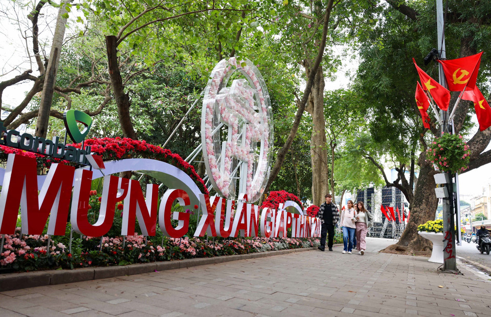 Không gian xung quanh hồ Hoàn Kiếm được trang trí rực rỡ, bắt mắt, đậm sắc Xuân để người dân và du khách tham quan, chụp ảnh. (Ảnh: Thanh Tùng/TTXVN)