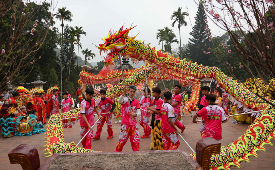Màn múa rồng mở đầu Lễ khai hội chùa Hương Xuân Giáp Thìn 2024. (Ảnh: Thanh Tùng/TTXVN)