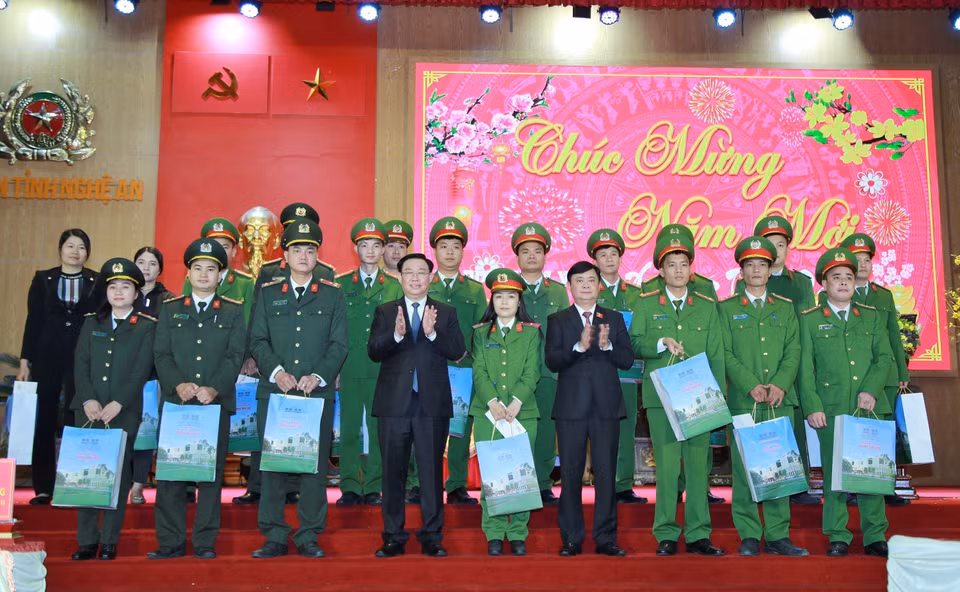 Chủ tịch Quốc hội Vương Đình Huệ tặng quà cho gia đình các chiến sỹ có hoàn cảnh khó khăn trên địa bàn. (Ảnh: TTXVN phát)