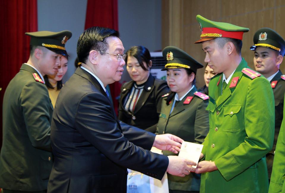 Chủ tịch Quốc hội Vương Đình Huệ tặng quà cho gia đình các chiến sỹ có hoàn cảnh khó khăn. (Ảnh: TTXVN phát)