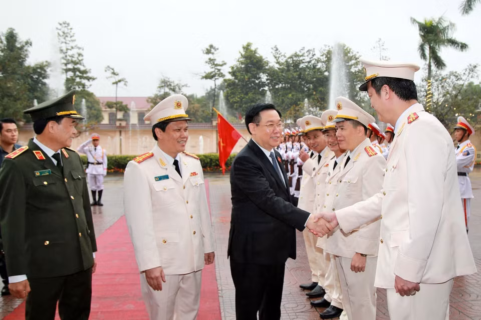 Chủ tịch Quốc hội Vương Đình Huệ thăm, chúc tết cán bộ, chiến sỹ Công an tỉnh Nghệ An. (Ảnh: TTXVN phát)