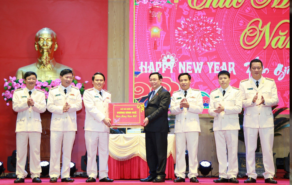 Chủ tịch Quốc hội Vương Đình Huệ tặng quà, chúc Tết Ban Giám đốc Công an tỉnh Nghệ An. (Ảnh: TTXVN phát)
