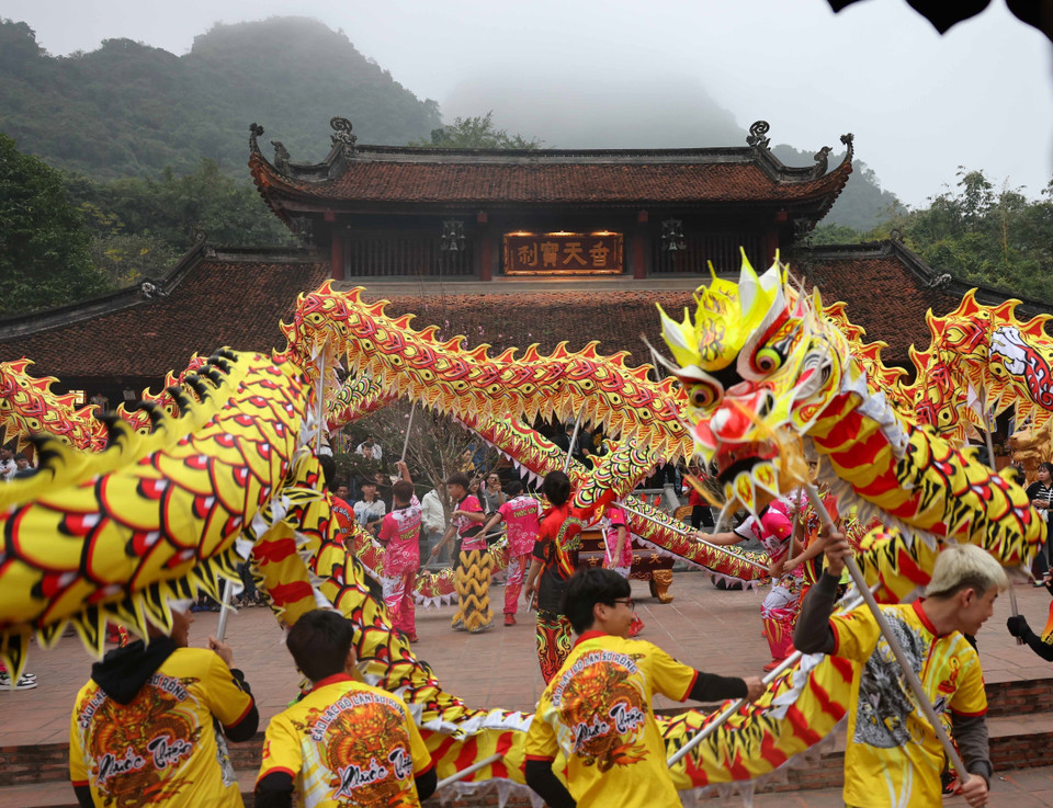 Màn múa rồng mở đầu Lễ khai hội chùa Hương Xuân Giáp Thìn 2024. (Ảnh: Thanh Tùng/TTXVN)
