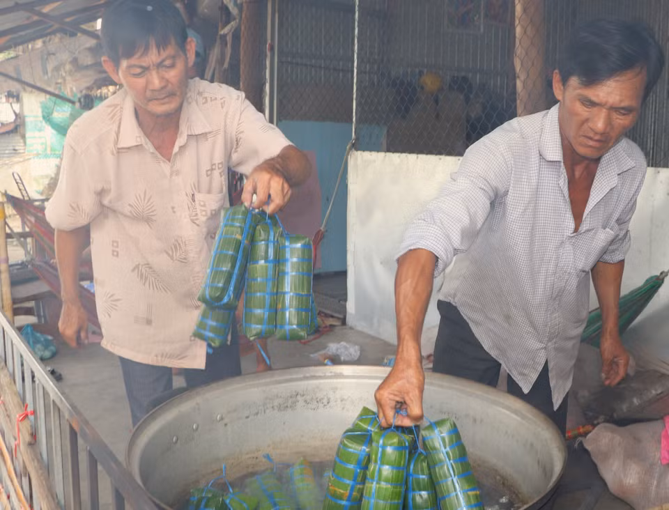 Bánh sau khi gói được nấu từ 5-6 giờ đồng hồ. (Ảnh: Nguyễn Hằng/TTXVN)