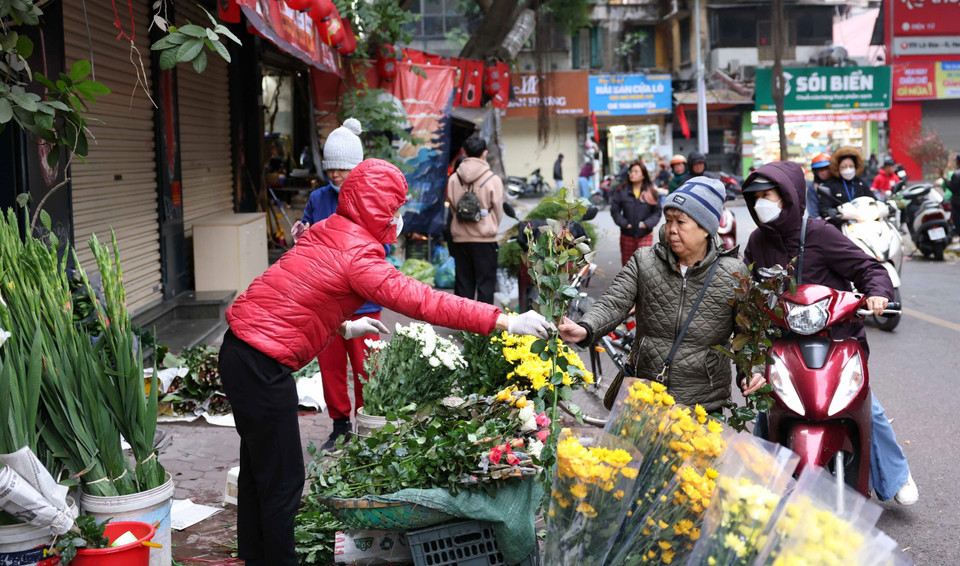 Từ sáng sớm 8/2/2024 (tức 29 Tết), ngày đầu tiên của kỳ nghỉ Tết Nguyên đán Giáp Thìn 2024, các khu chợ dân sinh trên địa bàn Hà Nội đã tấp nập cảnh mua bán, người dân tranh thủ đi chợ sớm để sắm sửa, chuẩn bị đón Tết. (Ảnh: Thanh Tùng/TTXVN)