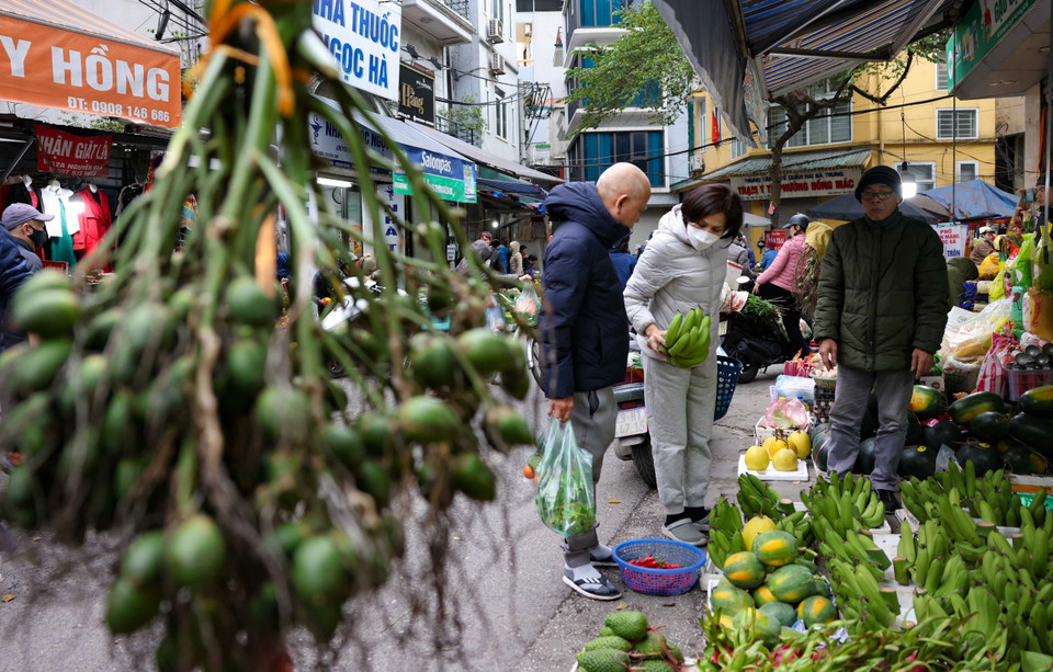 Chợ dân sinh Nguyễn Cao (quận Hai Bà Trưng) tấp nập mua bán từ sớm. (Ảnh: Thanh Tùng/TTXVN)