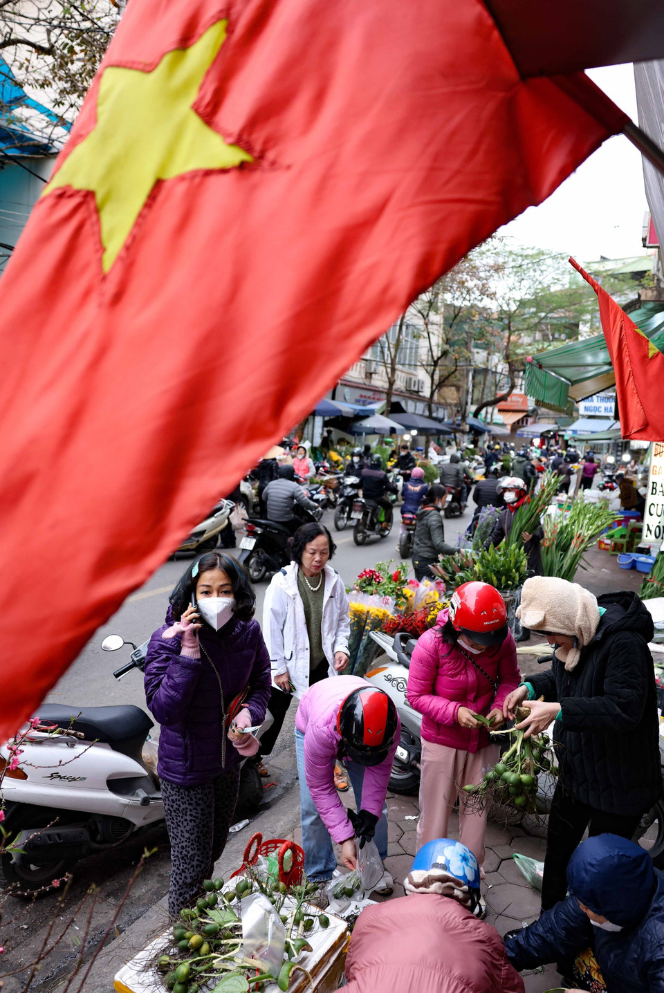 Không khí rộn ràng mua bán tại các chợ dân sinh. (Ảnh: Thanh Tùng/TTXVN)