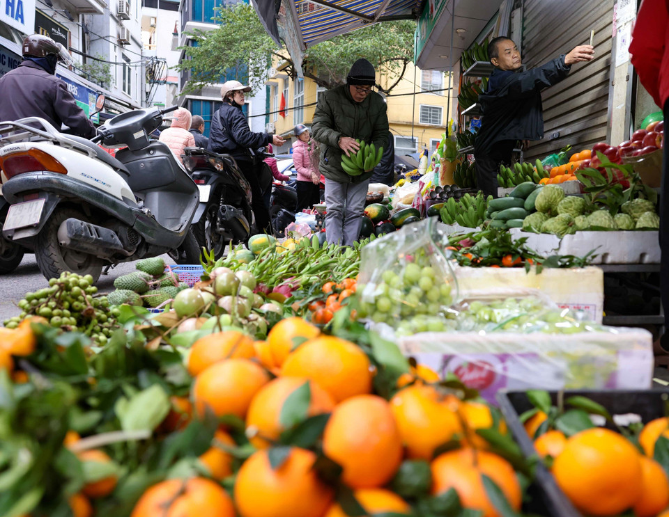 Chợ dân sinh Nguyễn Cao (quận Hai Bà Trưng) tấp nập mua bán từ sớm. (Ảnh: Thanh Tùng/TTXVN)