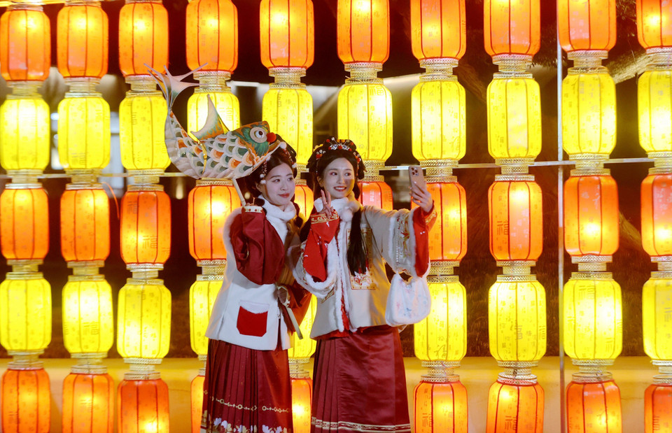 Người dân du xuân tại lễ hội đèn lồng ở Đức Thanh, tỉnh Chiết Giang, Trung Quốc ngày 7/2/2024. (Ảnh: THX/TTXVN)