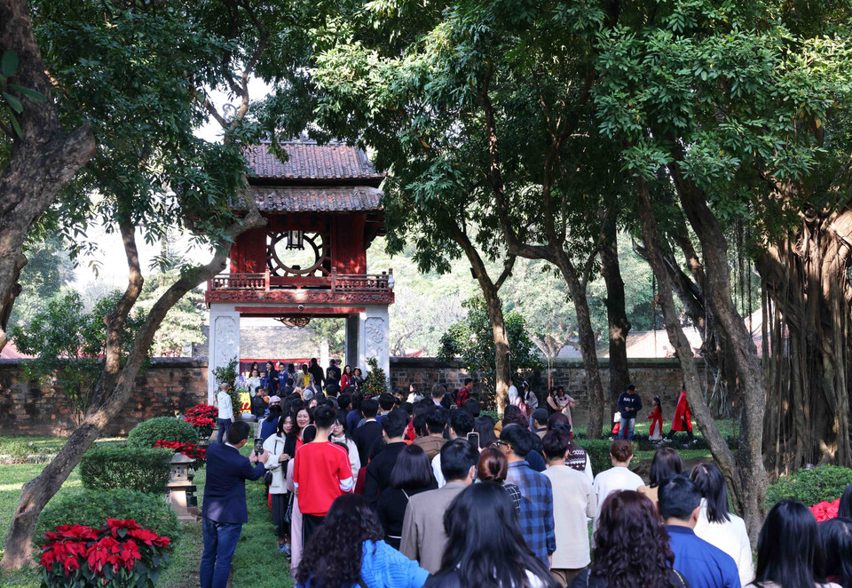 Người dân du Xuân tại khu di tích lịch sử Văn Miếu-Quốc Tử Giám. (Ảnh: Phạm Kiên/TTXVN)