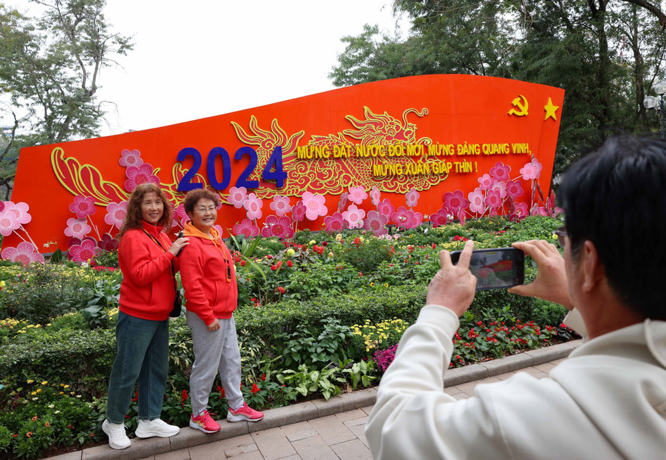 Không gian xung quanh hồ Hoàn Kiếm được trang trí rực rỡ, bắt mắt, đậm sắc Xuân để người dân và du khách tham quan, chụp ảnh. (Ảnh: Thanh Tùng/TTXVN)