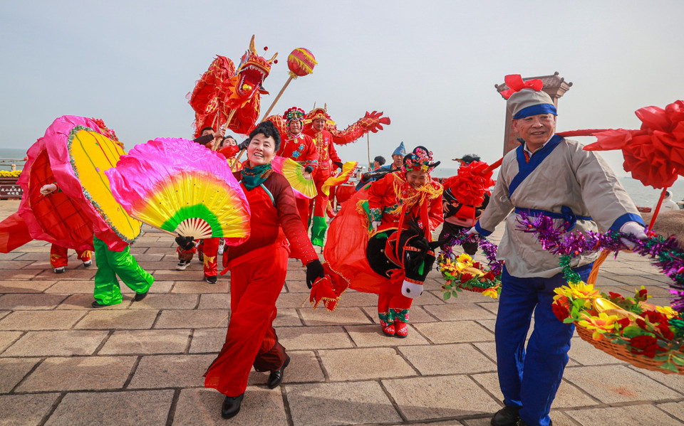 Biểu diễn nghệ thuật đón Tết Nguyên đán tại tỉnh Sơn Đông, Trung Quốc, ngày 4/2/2024. (Ảnh: THX/TTXVN)