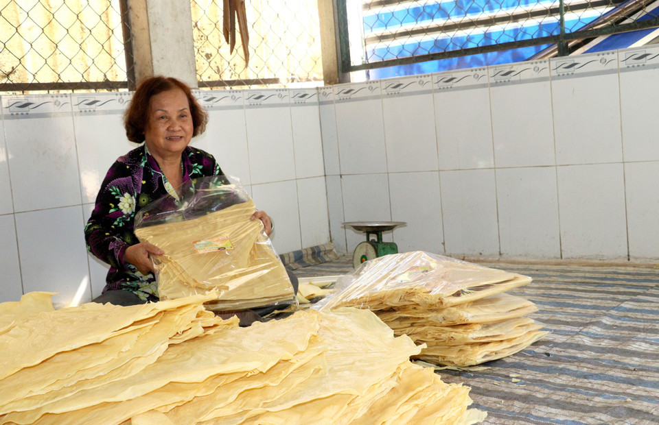 Các lá tàu hũ được đóng gói cẩn thận trước khi giao đến khách hàng. (Ảnh: Lê Thúy Hằng/TTXVN)