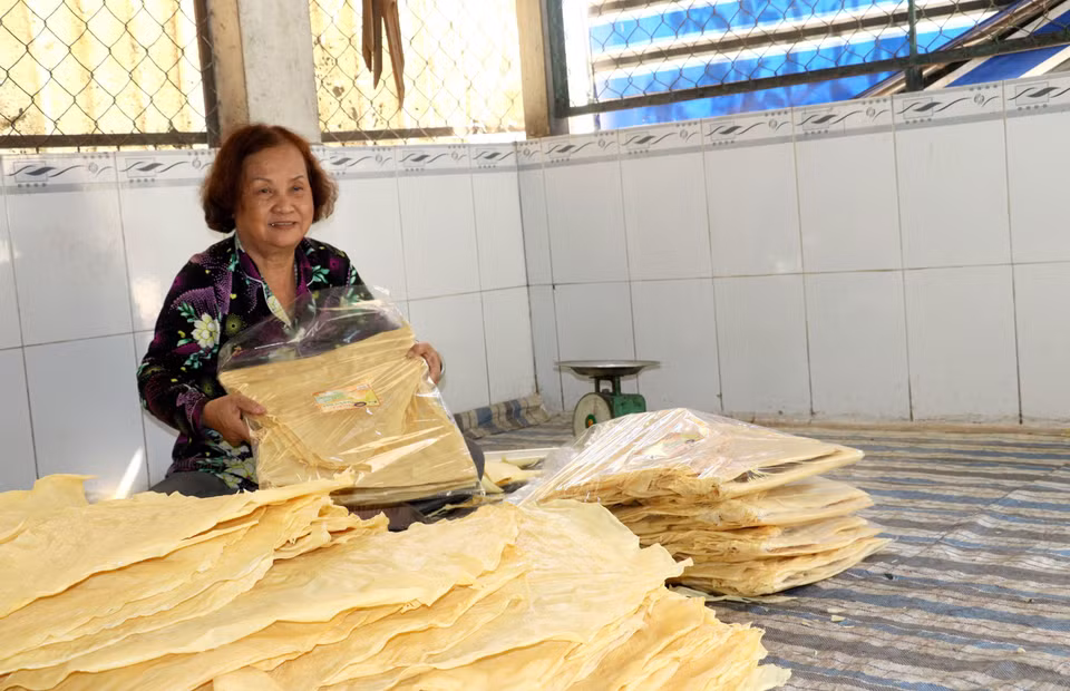 Các lá tàu hũ được đóng gói cẩn thận trước khi giao đến khách hàng. (Ảnh: Lê Thúy Hằng/TTXVN)
