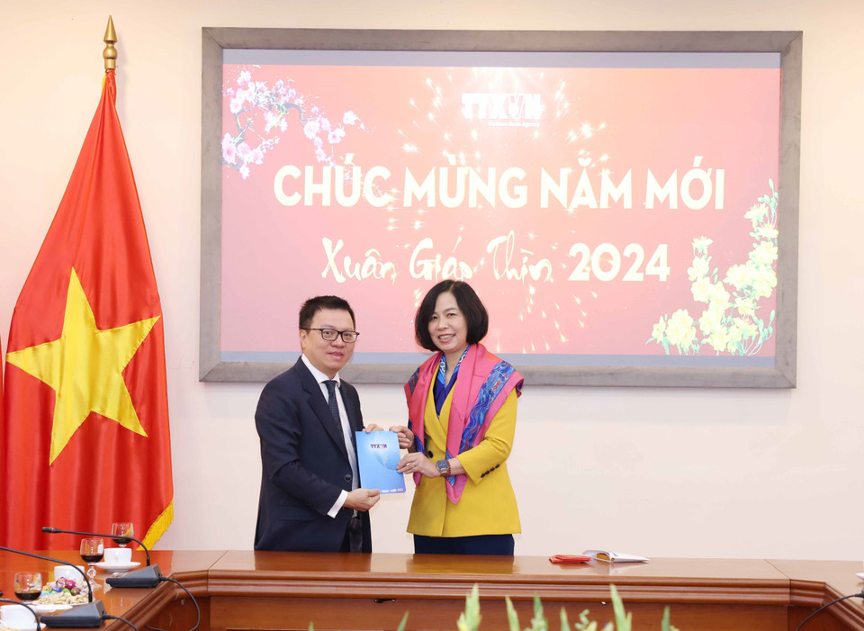 Chủ tịch Hội Nhà báo Việt Nam Lê Quốc Minh và Tổng Giám đốc Thông tấn xã Việt Nam Vũ Việt Trang. (Ảnh: Phương Hoa/TTXVN)