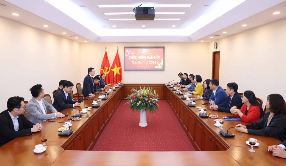 Chủ tịch Hội Nhà báo Việt Nam Lê Quốc Minh chúc Tết Thông tấn xã Việt Nam. (Ảnh: Phương Hoa/TTXVN)