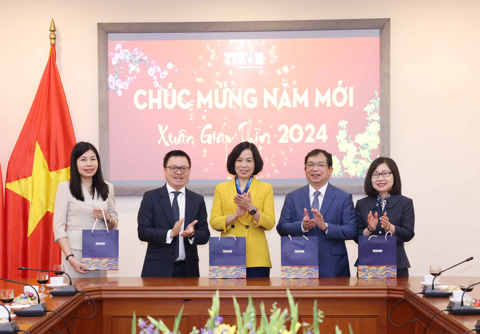 Sáng 16/2, tại trụ sở Trung tâm Thông tấn Quốc gia, ông Lê Quốc Minh, Ủy viên Trung ương Đảng, Phó Trưởng Ban Tuyên giáo Trung ương, Chủ tịch Hội Nhà báo Việt Nam, Tổng Biên tập Báo Nhân Dân đến chúc Tết Thông tấn xã Việt Nam nhân dịp Xuân Giáp Thìn 2024. (Ảnh: Phương Hoa/TTXVN)
