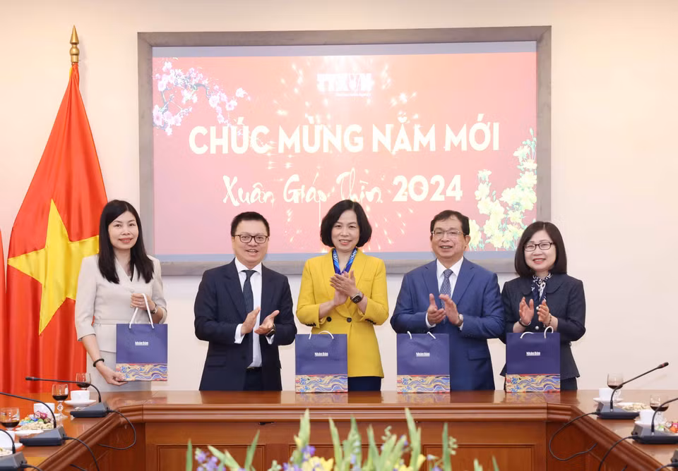 Sáng 16/2, tại trụ sở Trung tâm Thông tấn Quốc gia, ông Lê Quốc Minh, Ủy viên Trung ương Đảng, Phó Trưởng Ban Tuyên giáo Trung ương, Chủ tịch Hội Nhà báo Việt Nam, Tổng Biên tập Báo Nhân Dân đến chúc Tết Thông tấn xã Việt Nam nhân dịp Xuân Giáp Thìn 2024. (Ảnh: Phương Hoa/TTXVN)