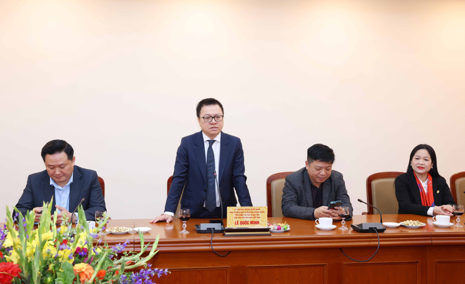 Chủ tịch Hội Nhà báo Việt Nam Lê Quốc Minh chúc Tết các đồng chí lãnh đạo Thông tấn xã Việt Nam. (Ảnh: Phương Hoa/TTXVN)