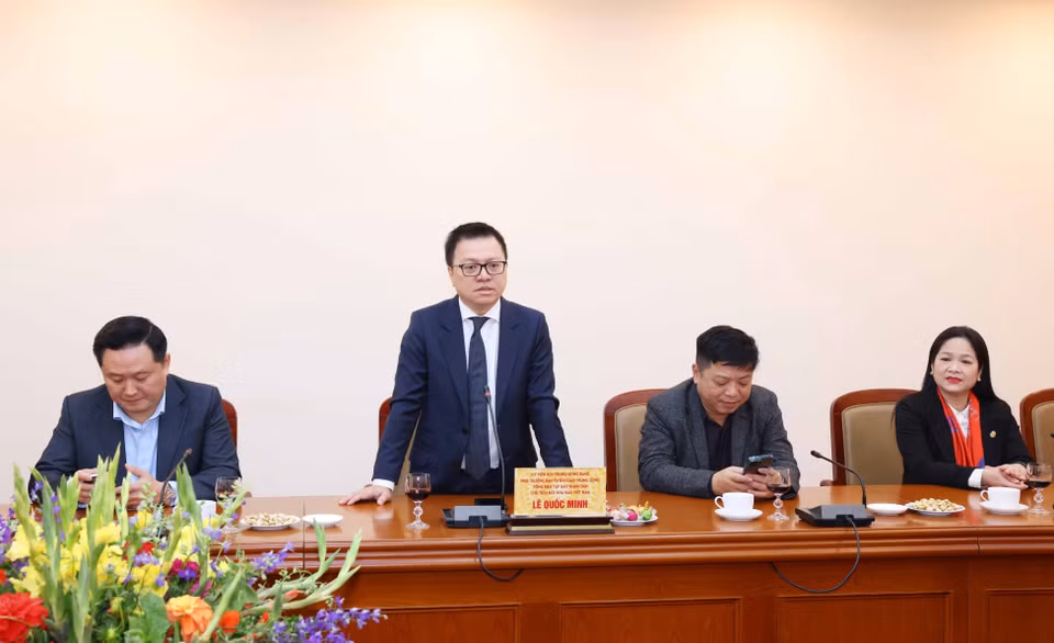 Chủ tịch Hội Nhà báo Việt Nam Lê Quốc Minh chúc Tết các đồng chí lãnh đạo Thông tấn xã Việt Nam. (Ảnh: Phương Hoa/TTXVN)
