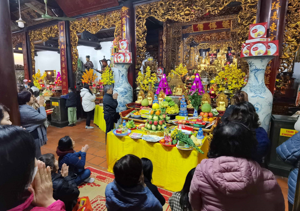 Ngày Rằm tháng Giêng năm Giáp Thìn 2024, người dân Hà Nội đi lễ chùa Trấn Quốc mong cầu bình an. (Ảnh: Thanh Tùng/TTXVN)
