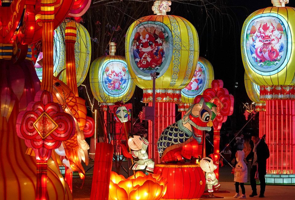 Người dân du xuân ngắm đèn lồng ở thị trấn Tần Hoàng Đảo, tỉnh Hà Bắc, Trung Quốc ngày 7/2/2024. (Ảnh: THX/TTXVN)