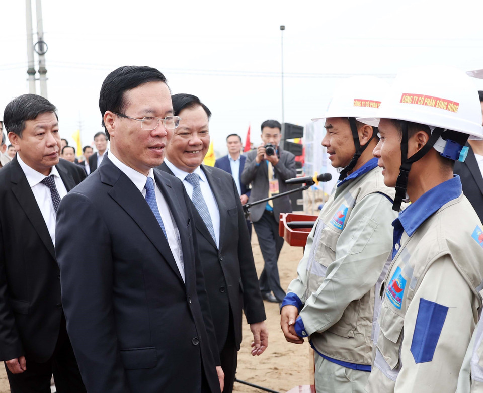 Chủ tịch nước Võ Văn Thưởng động viên công nhân thi công đường Vành đai 4-Vùng Thủ đô đoạn qua địa bàn huyện Thường Tín. (Ảnh: Thống Nhất/TTXVN)