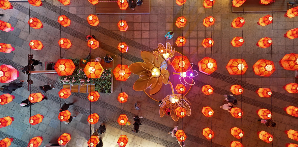 Trang hoàng đèn lồng mừng Năm mới Giáp Thìn ở Đường Sơn, tỉnh Hà Bắc, Trung Quốc ngày 7/2/2024. (Ảnh: THX/TTXVN)