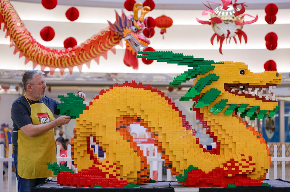 Hoàn thiện tác phẩm rồng bằng lego mừng Tết Nguyên đán Giáp Thìn tại British Columbia, Canada. (Ảnh: THX/TTXVN)