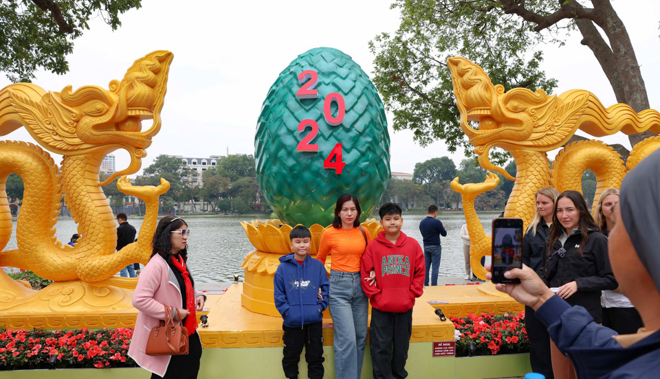 Không gian xung quanh hồ Hoàn Kiếm được trang trí rực rỡ, bắt mắt, đậm sắc Xuân để người dân và du khách tham quan, chụp ảnh. (Ảnh: Thanh Tùng/TTXVN)